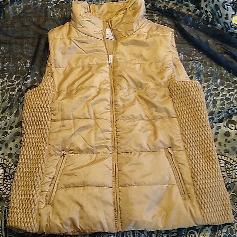 Liz Claiborne gold quilted vest w/ stretchy sides